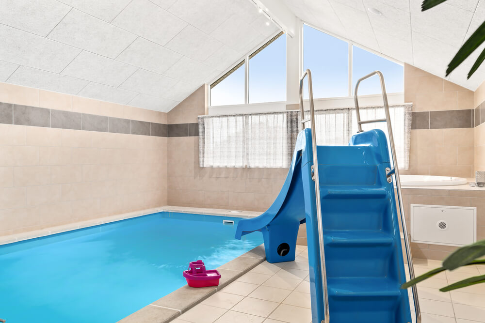 Sommerhus 733 er indrettet med en lækker poolafdeling med vandrutsjebane, dejlig stor indbygget spabad og sauna