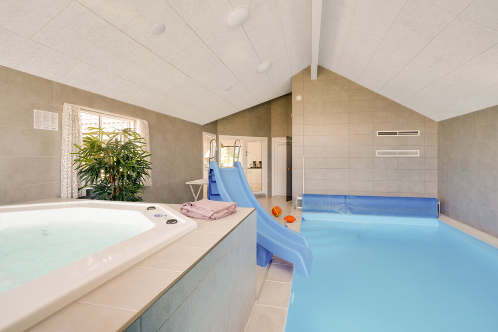 Sommerhus 491 er indrettet med en lækker poolafdeling med vandrutsjebane, dejlig stor indbygget spabad og sauna