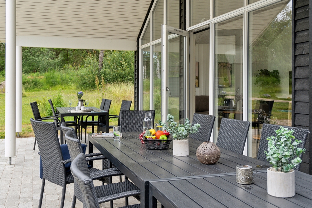 På terrassen i sommerhus nr. 509 er der plads til 16 personer.