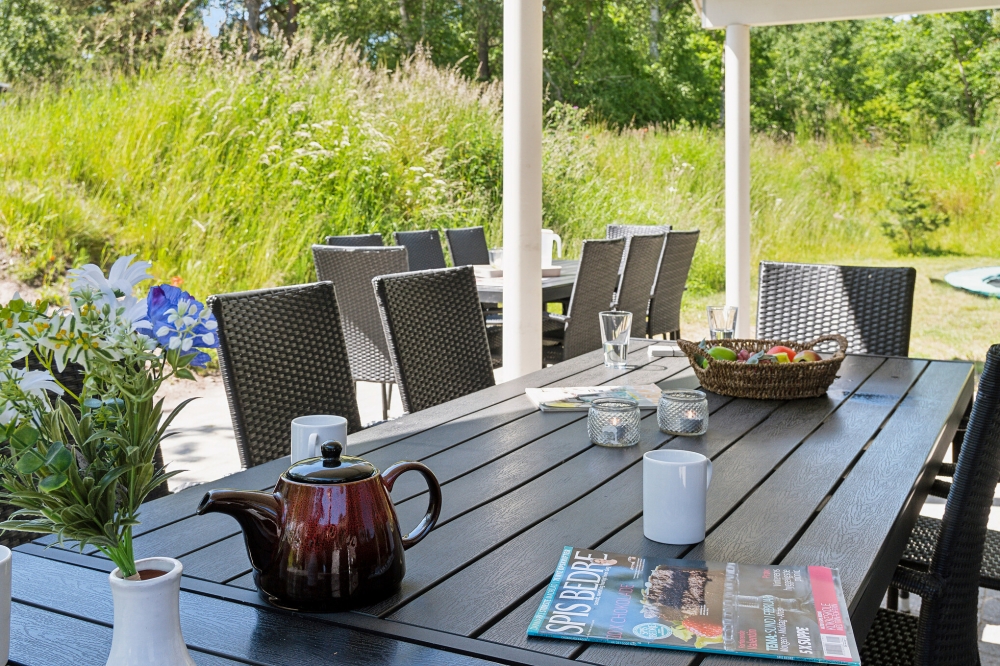 På terrassen i sommerhus nr. 502 er der plads til 18 personer.