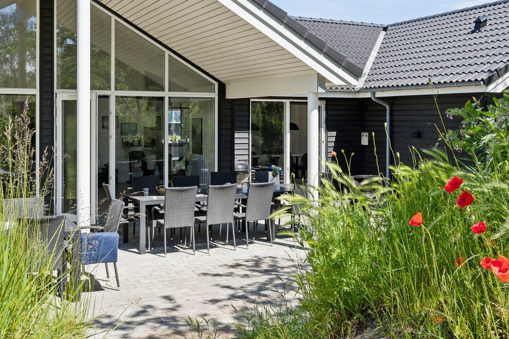 Luksushus nr. 502 har en dejlig terrasse med gode havemøbler til 18 personer.