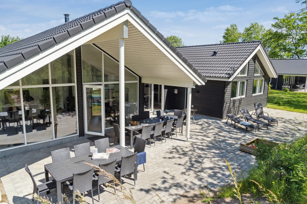 Dette skønne poolhus nr. 502 med plads til 18 personer ligger i Lolland/Falster/Møn