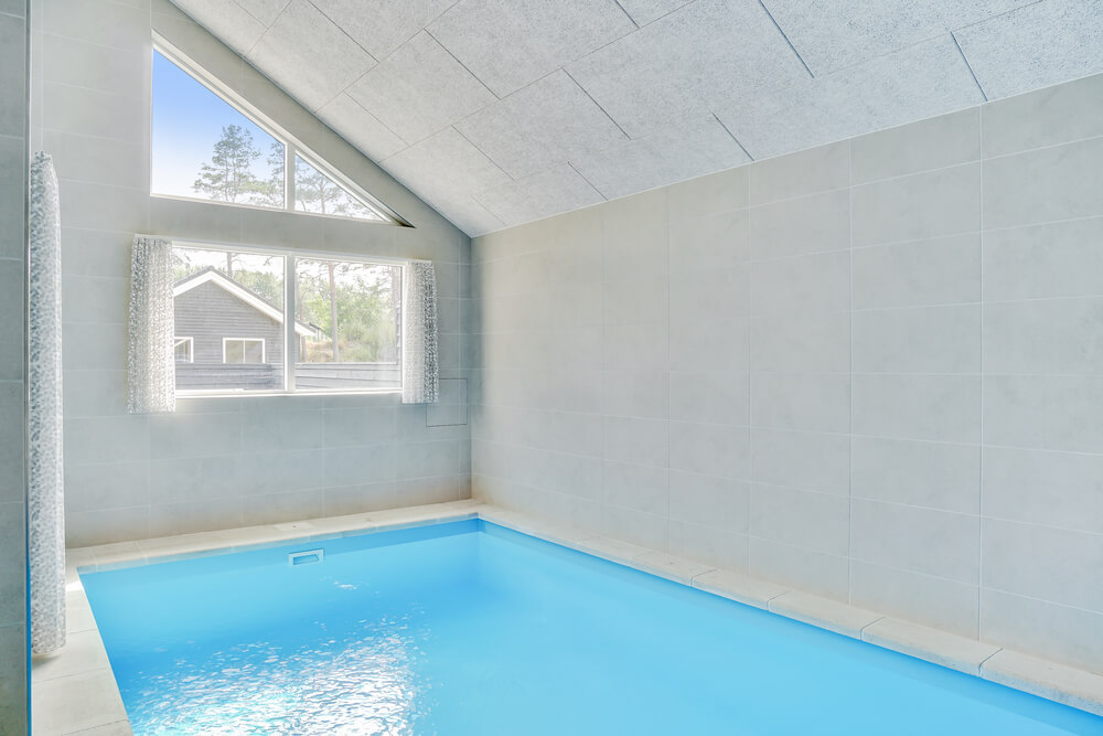 Sommerhus 515 er indrettet med en lækker poolafdeling med vandrutsjebane, dejlig stor indbygget spabad og sauna