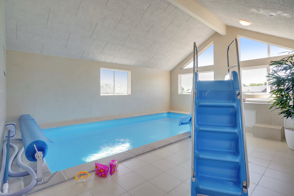 Sommerhus 493 er indrettet med en lækker poolafdeling med vandrutsjebane, dejlig stor indbygget spabad og sauna