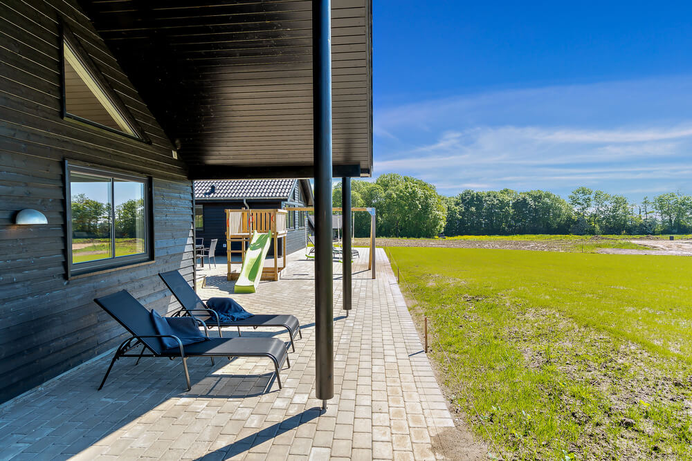 Nyd en grillaften på terrassen i luksushus nr. 493 i Sydjylland