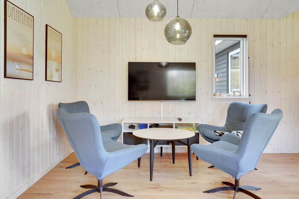 Der er mulighed for hygge i sommerhusets sofaarrangement, når I besøger luksushus nr. 521