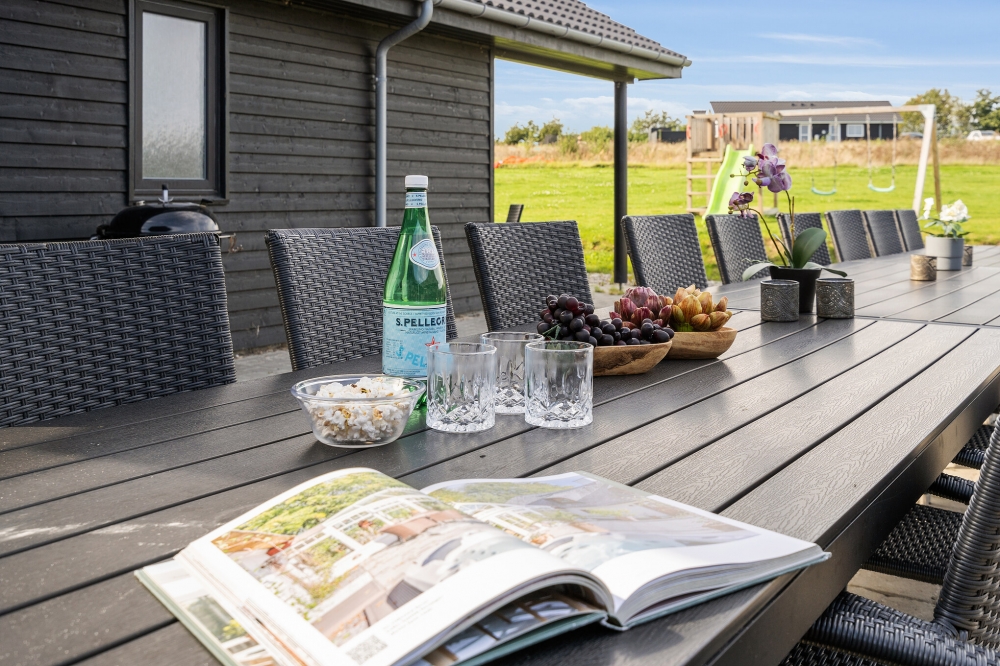 På terrassen i sommerhus nr. 499 er der plads til 24 personer.