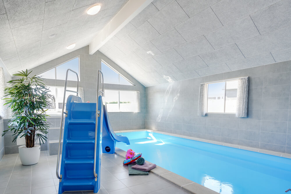 Sommerhus 531 er indrettet med en lækker poolafdeling med vandrutsjebane, dejlig stor indbygget spabad og sauna