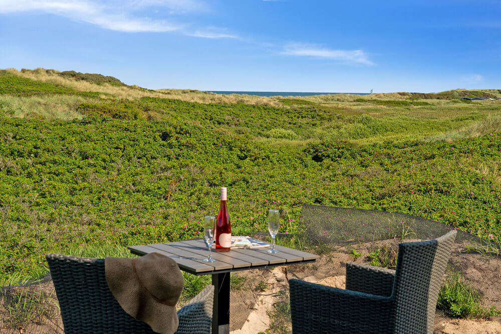 Nyd en grillaften på terrassen i luksushus nr. 514 i Nordjylland