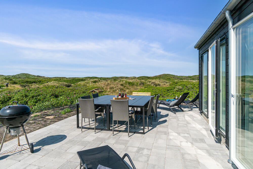 På terrassen i sommerhus nr. 514 er der plads til 10 personer.