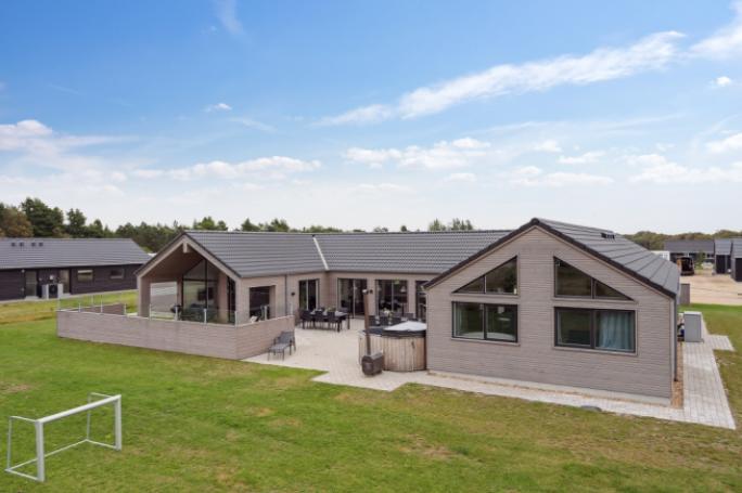 Dette skønne poolhus nr. 516 med plads til 24 personer ligger i Vestjylland