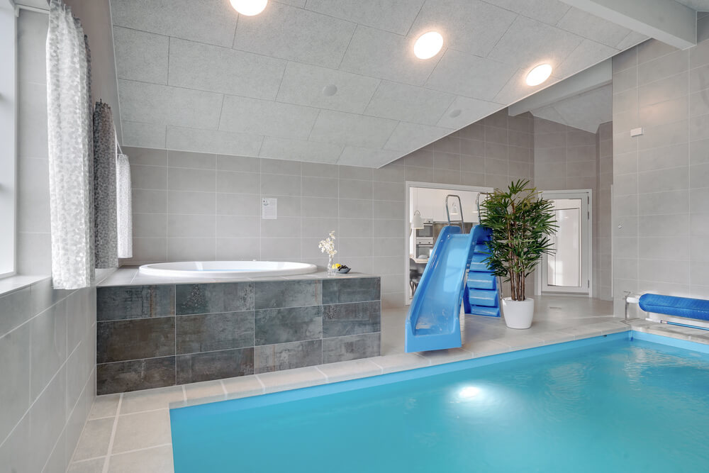 Sommerhus 520 er indrettet med en lækker poolafdeling med vandrutsjebane, dejlig stor indbygget spabad og sauna