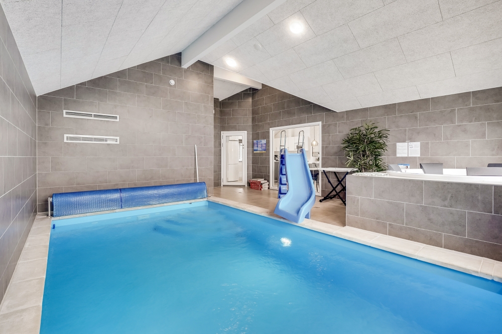 Sommerhus 527 er indrettet med en lækker poolafdeling med vandrutsjebane, dejlig stor indbygget spabad og sauna