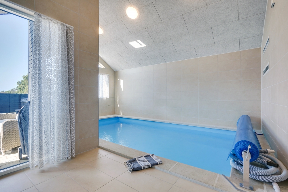 Sommerhus 533 er indrettet med en lækker poolafdeling med vandrutsjebane, dejlig stor indbygget spabad og sauna