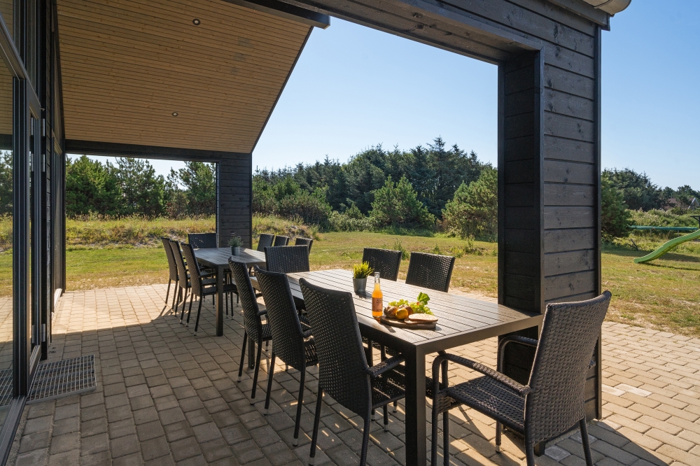 På terrassen i sommerhus nr. 533 er der plads til 14 personer.