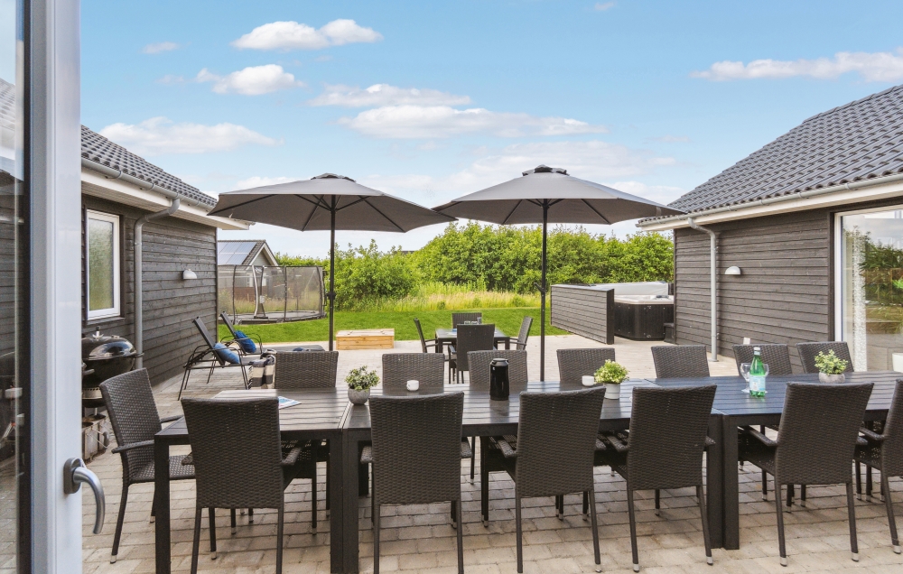Nyd en grillaften på terrassen i luksushus nr. 529 i Nordjylland