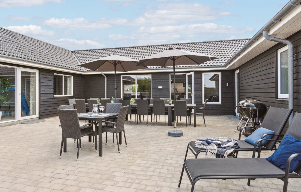 På terrassen i sommerhus nr. 529 er der plads til 20 personer.