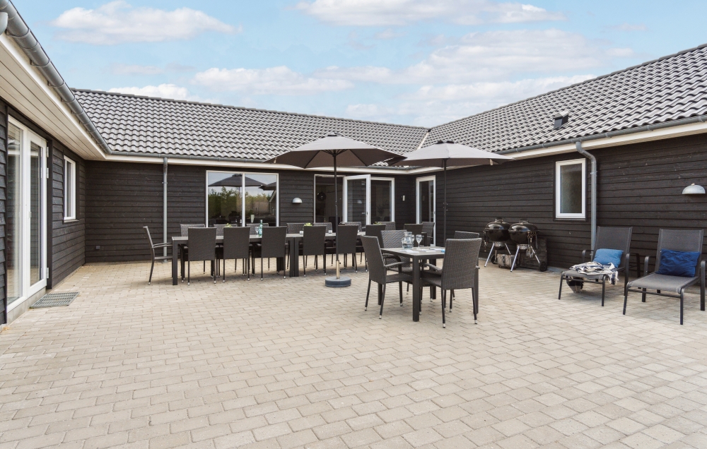 Luksushus nr. 529 har en dejlig terrasse med gode havemøbler til 20 personer.