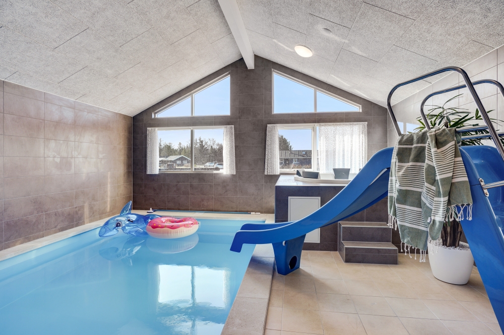 Sommerhus 523 er indrettet med en lækker poolafdeling med vandrutsjebane, dejlig stor indbygget spabad og sauna