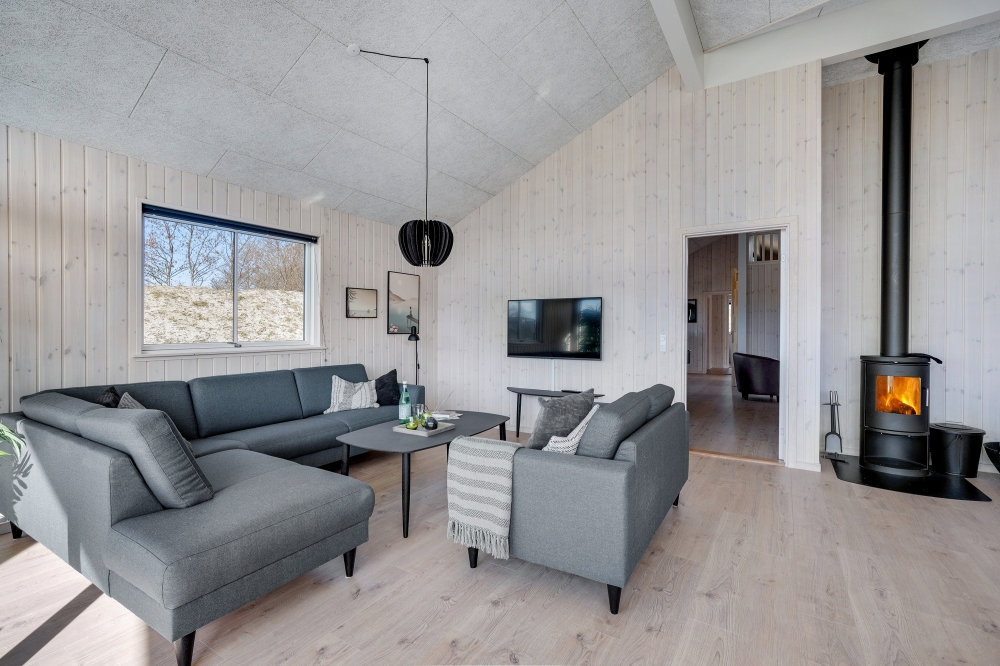 Sofaen i luksushus 523 i Nordjylland indbyder til brætspil eller at se en film sammen.