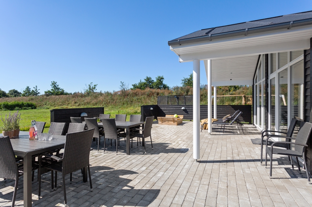 Stor terrasse ved luksushus nr. 523 i Nordjylland.