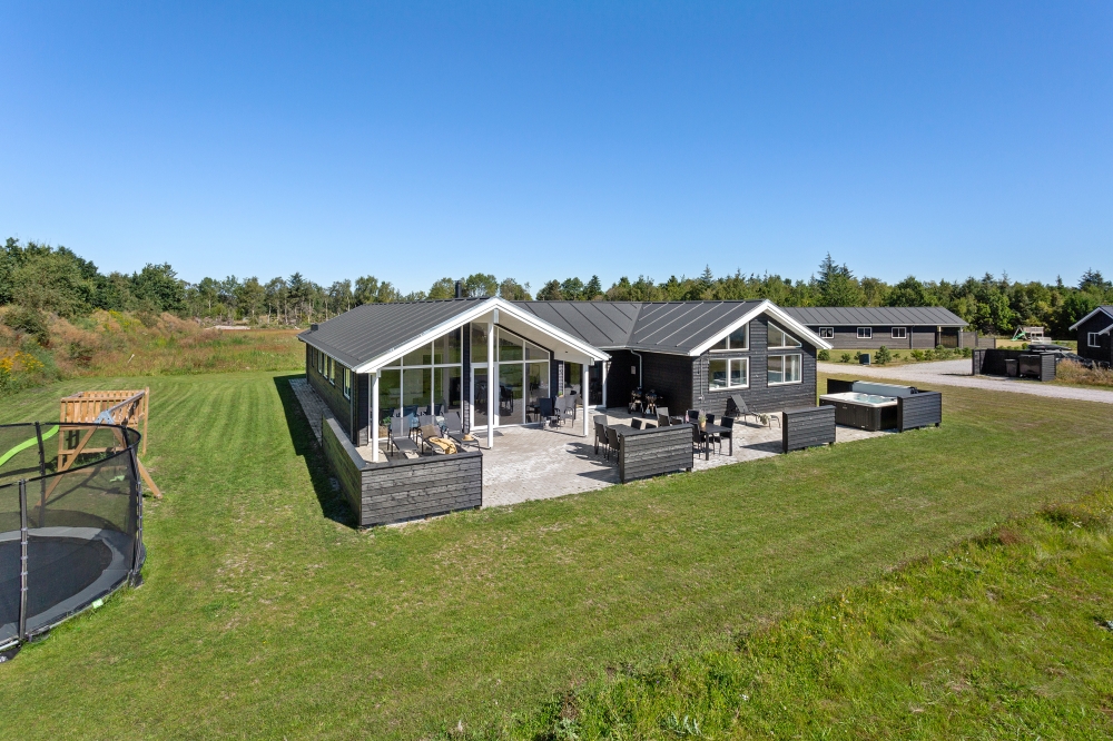 Flot sommerhus nr. 523 med god plads til op til 18 personer