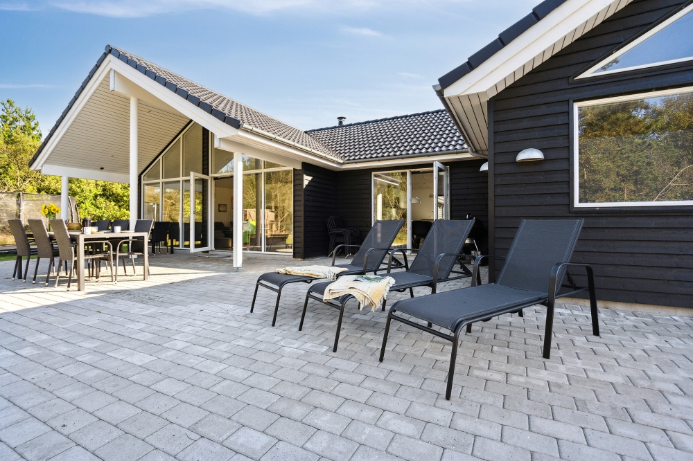 Nyd en grillaften på terrassen i luksushus nr. 536 i Vestjylland