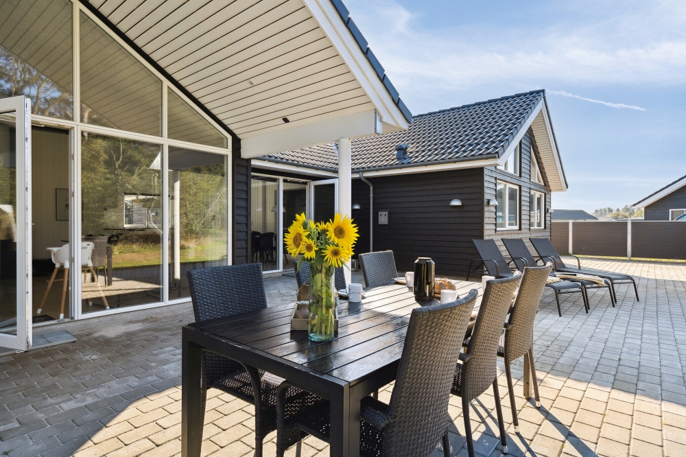 På terrassen i sommerhus nr. 536 er der plads til 18 personer.