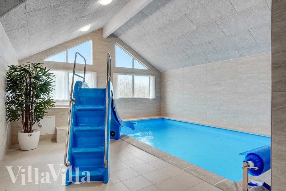 Sommerhus 537 er indrettet med en lækker poolafdeling med vandrutsjebane, dejlig stor indbygget spabad og sauna