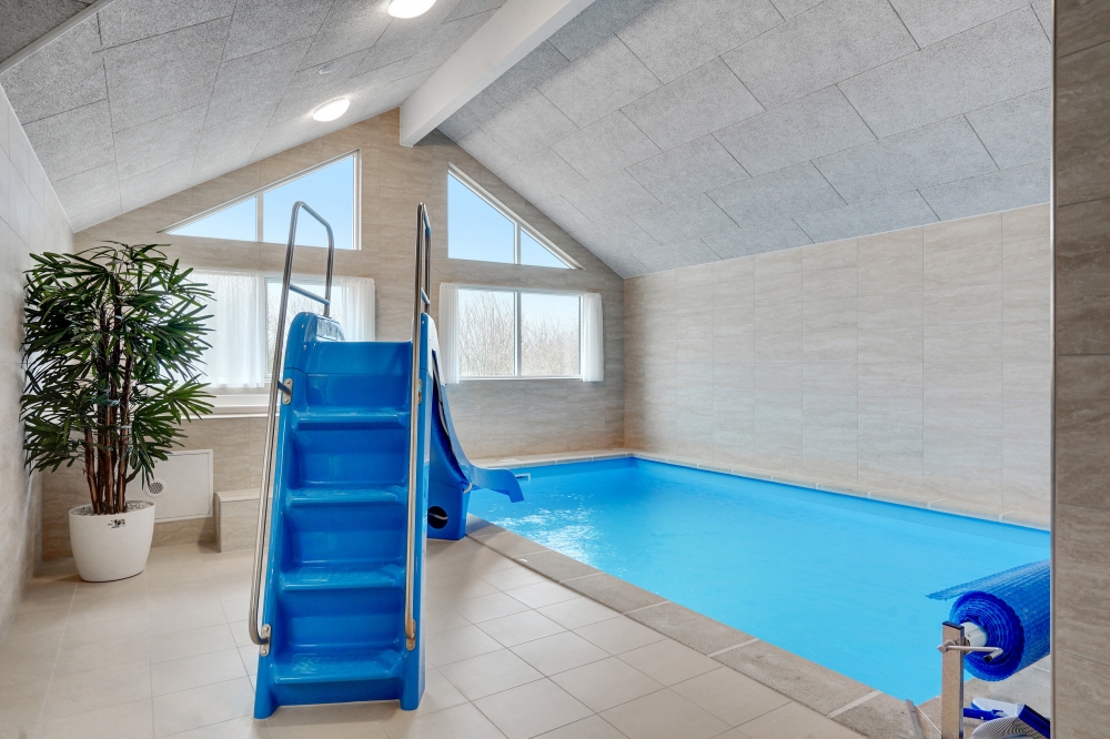 Sommerhus 537 er indrettet med en lækker poolafdeling med vandrutsjebane, dejlig stor indbygget spabad og sauna
