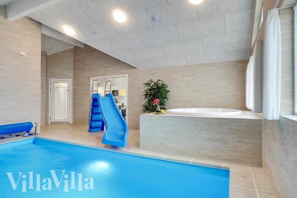 Den lækre pool i luksushuse nr. 537 til 18 personer
