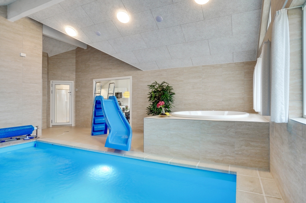 Den lækre pool i luksushuse nr. 537 til 18 personer