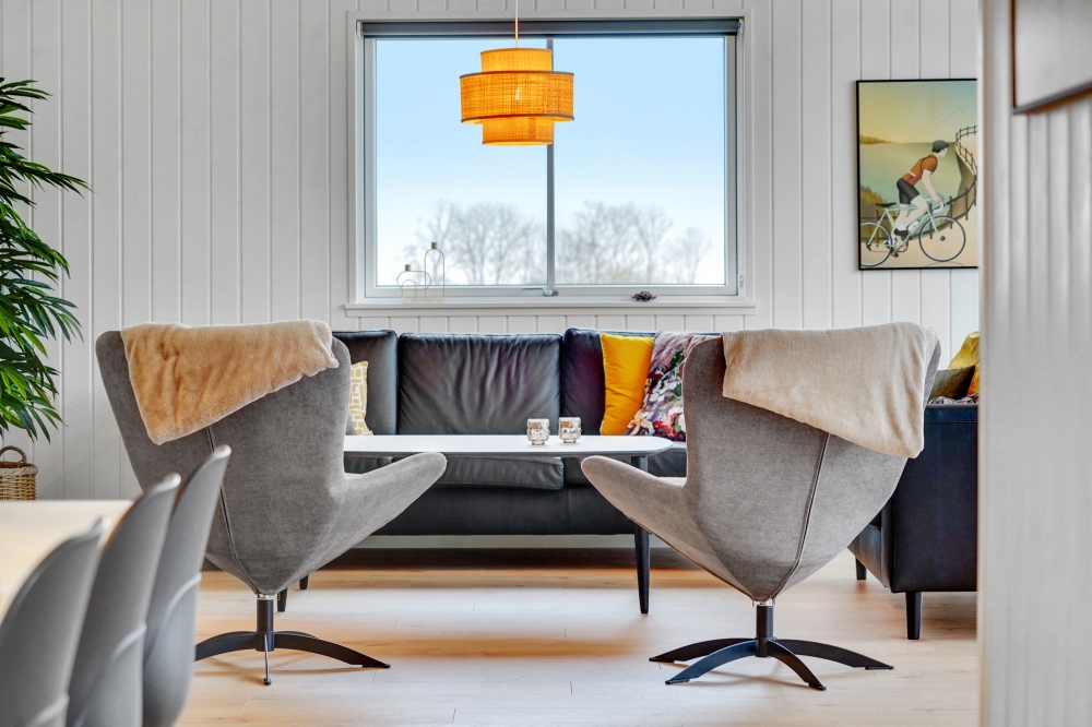 Der er mulighed for hygge i sommerhusets sofaarrangement, når I besøger luksushus nr. 537