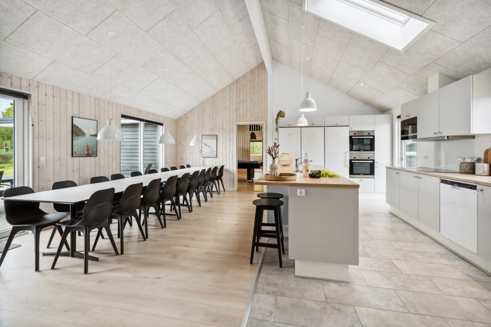 Der er mulighed for hygge i sommerhusets sofaarrangement, når I besøger luksushus nr. 535