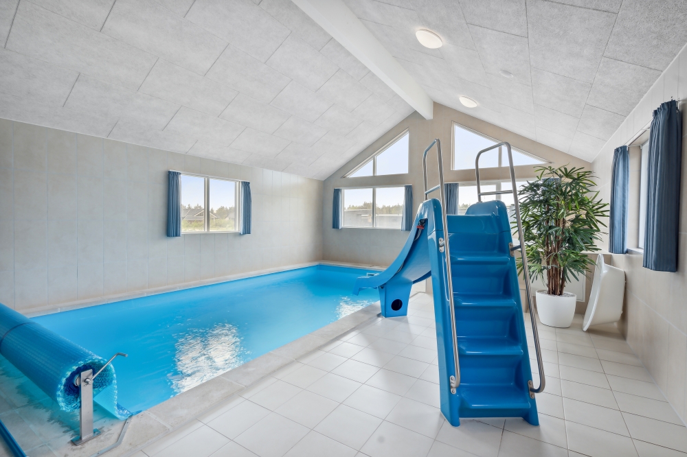 Sommerhus 535 er indrettet med en lækker poolafdeling med vandrutsjebane, dejlig stor indbygget spabad og sauna