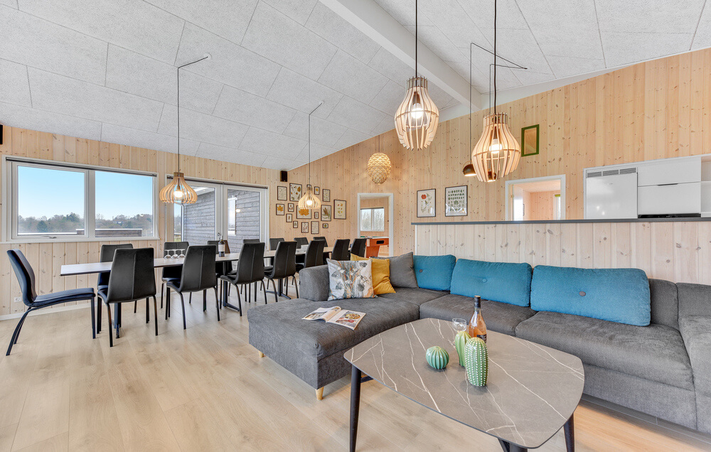 Der er mulighed for hygge i sommerhusets sofaarrangement, når I besøger luksushus nr. 539