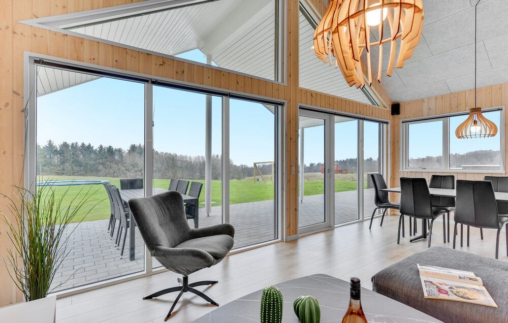 Sofaen i luksushus 539 i Limfjorden indbyder til brætspil eller at se en film sammen.