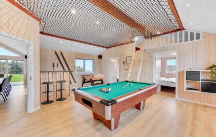 Ud over de mange timer, man kan bruge i husets pool-afdeling, så byder luksushus 539 også på billard/bordtennis og dart