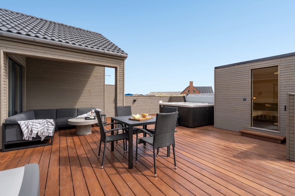 På terrassen i sommerhus nr. 541 er der plads til 18 personer.