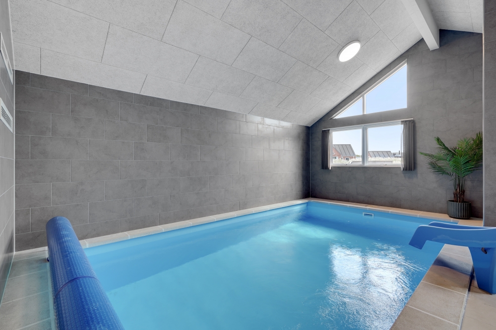 Sommerhus 541 er indrettet med en lækker poolafdeling med vandrutsjebane, dejlig stor indbygget spabad og sauna