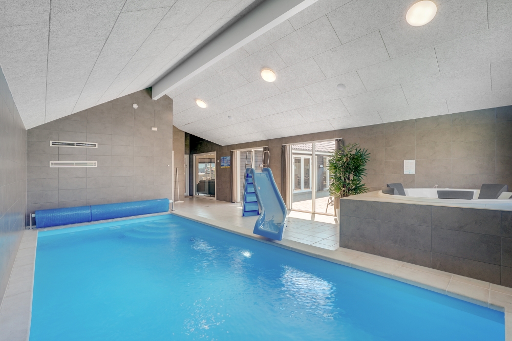 Sommerhus 542 er indrettet med en lækker poolafdeling med vandrutsjebane, dejlig stor indbygget spabad og sauna