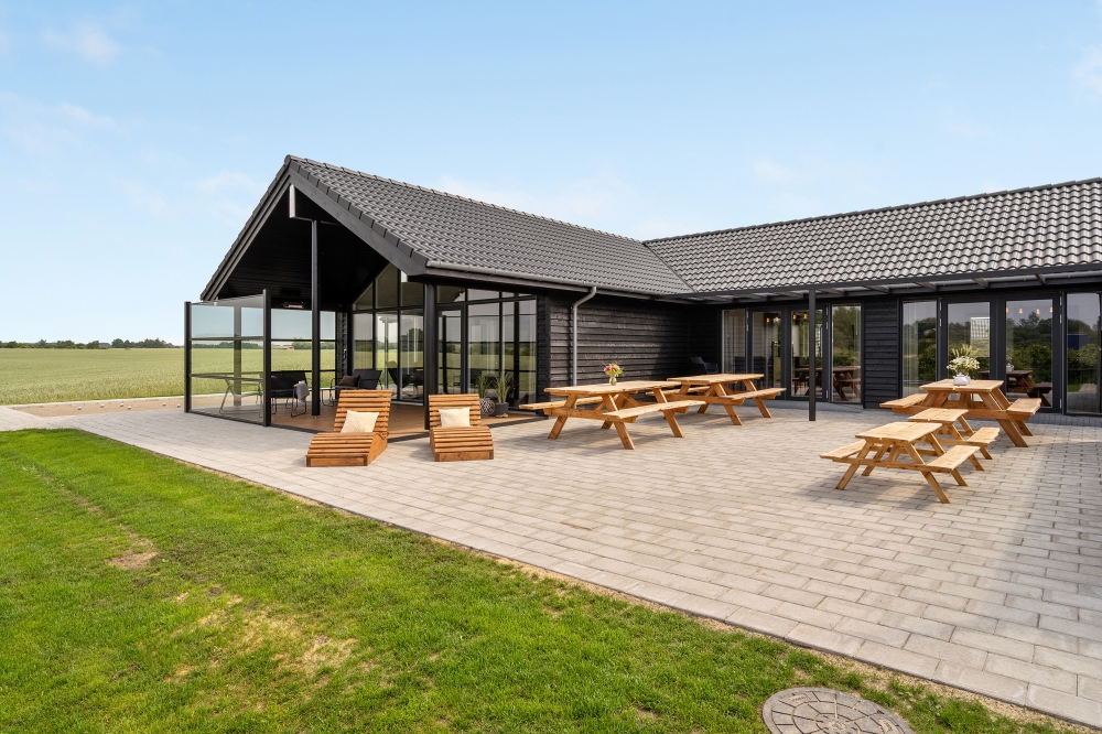 Stor terrasse ved luksushus nr. 546 i Limfjorden.