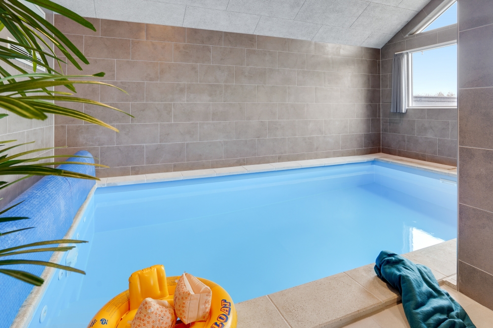 Sommerhus 544 er indrettet med en lækker poolafdeling med vandrutsjebane, dejlig stor indbygget spabad og sauna