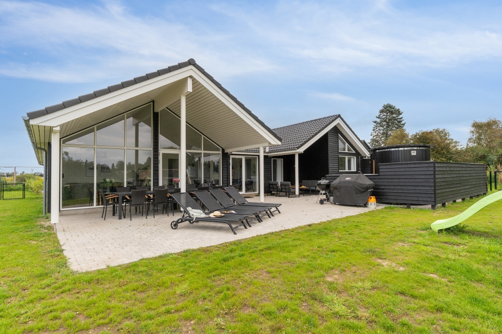 Luksushus nr. 549 har en dejlig terrasse med gode havemøbler til 14 personer.