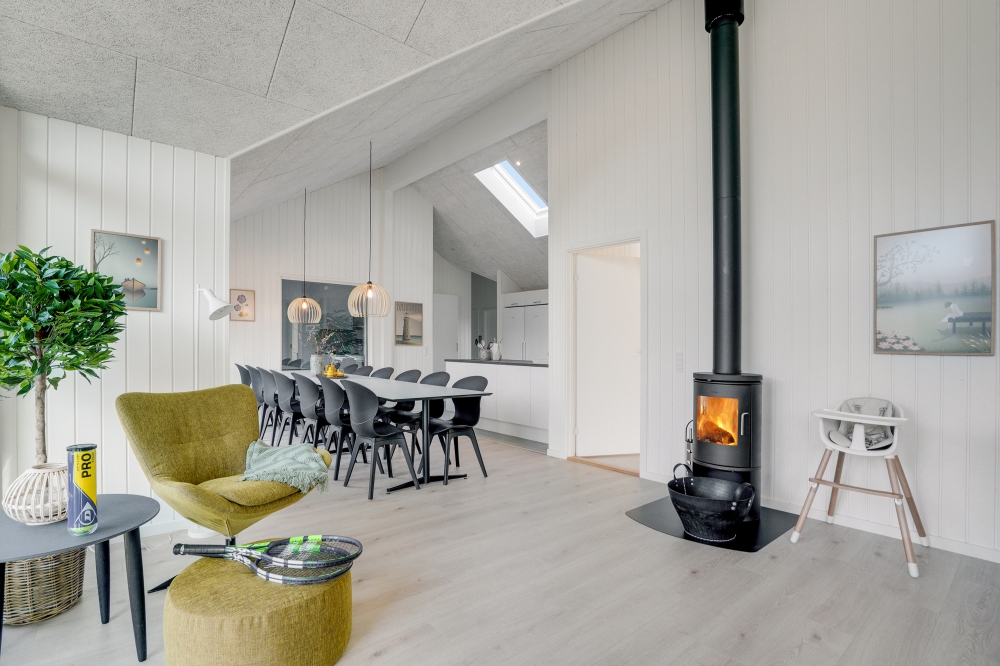 Der er mulighed for hygge i sommerhusets sofaarrangement, når I besøger luksushus nr. 540