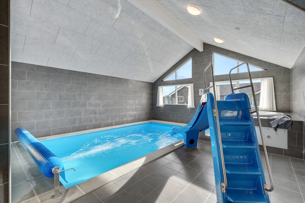 Den lækre pool i luksushuse nr. 568 til 16 personer