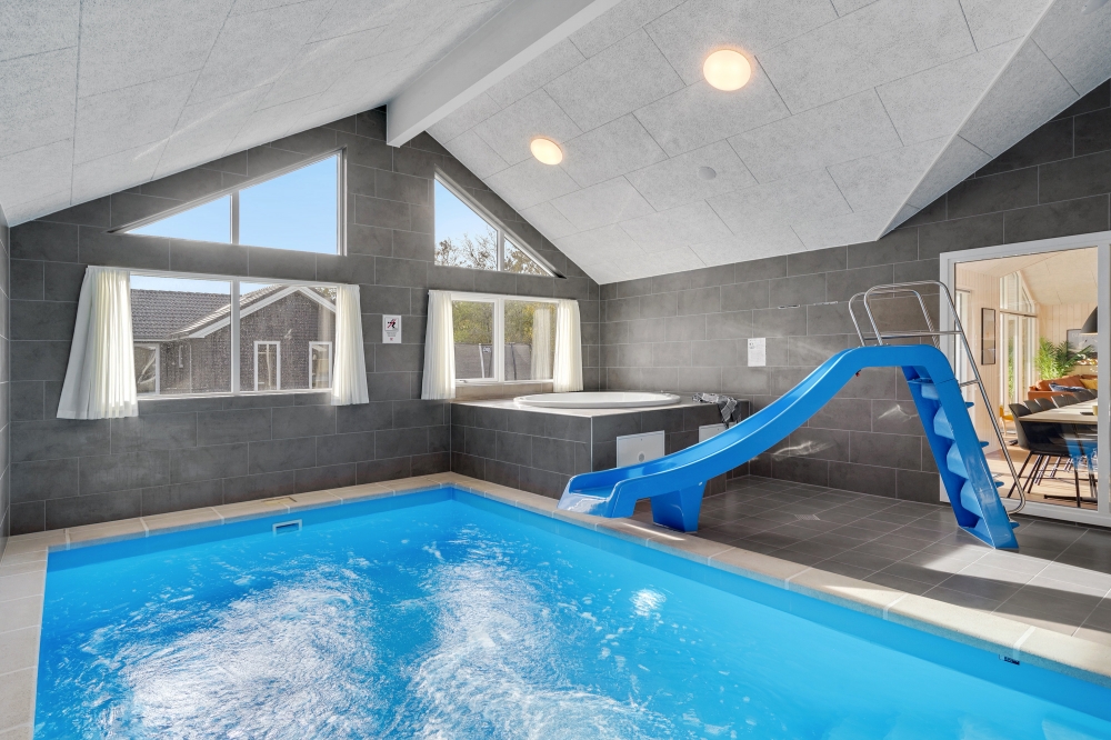 Sommerhus 568 er indrettet med en lækker poolafdeling med vandrutsjebane, dejlig stor indbygget spabad og sauna