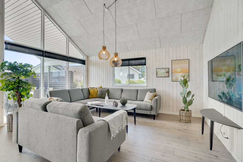 Sofaen i luksushus 547 i Limfjorden indbyder til brætspil eller at se en film sammen.