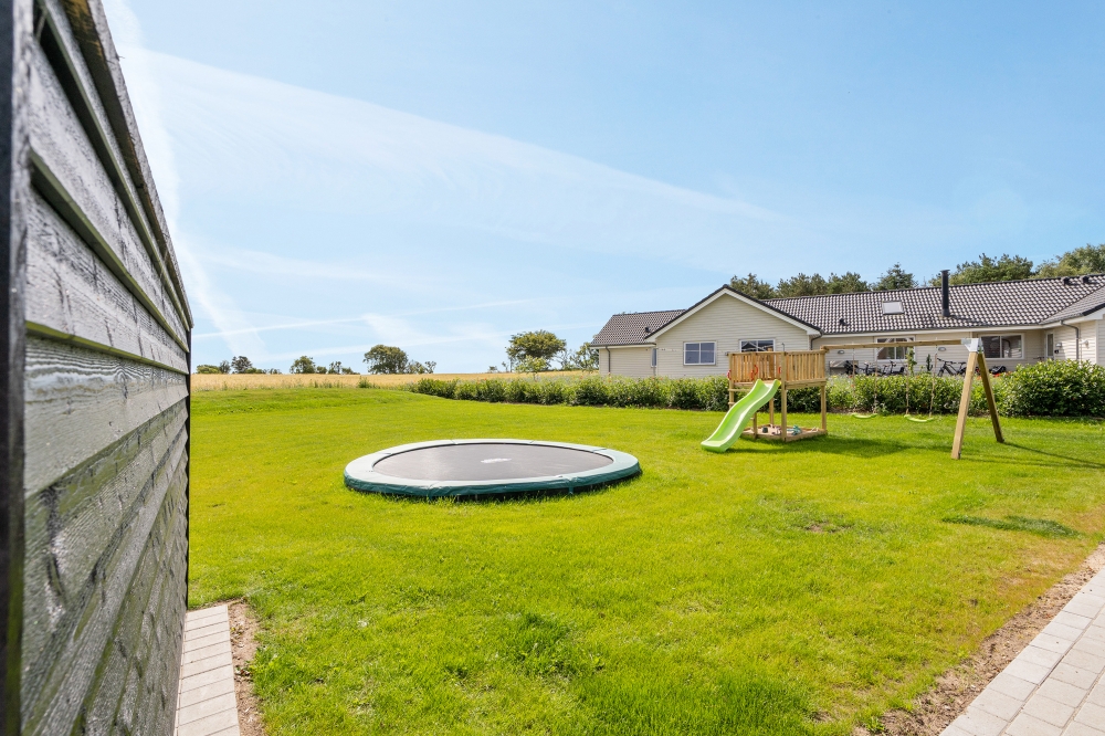 Ude-aktiviteter omkring sommerhus nr. 547.
