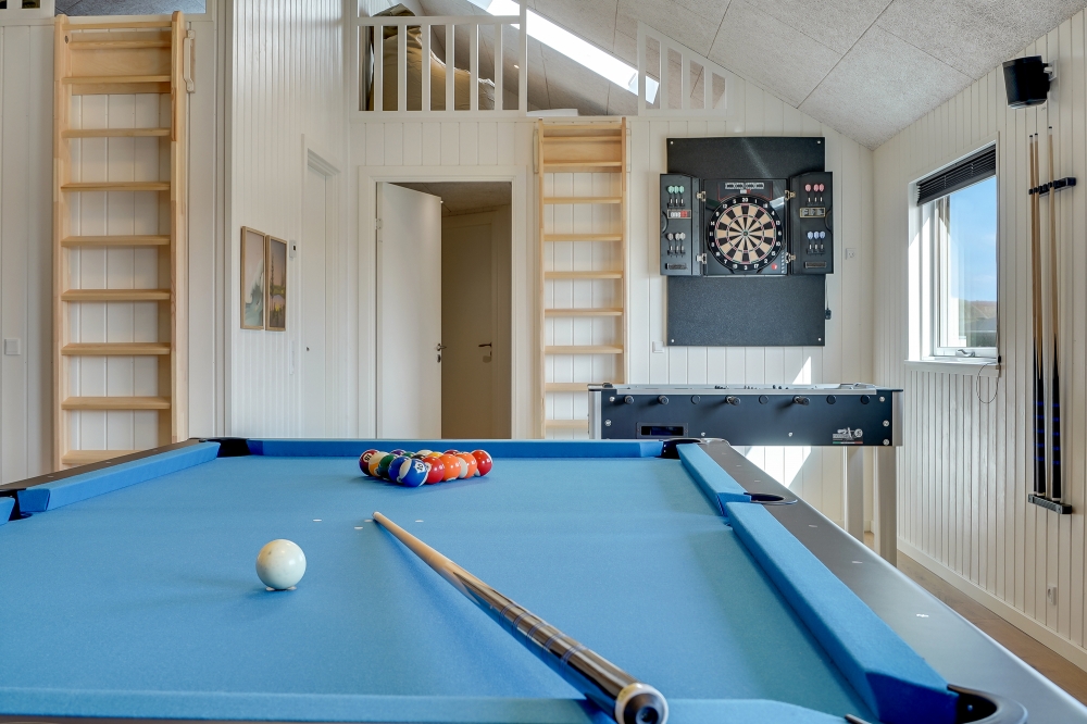Ud over de mange timer, man kan bruge i husets pool-afdeling, så byder luksushus 558 også på billard/bordtennis og dart